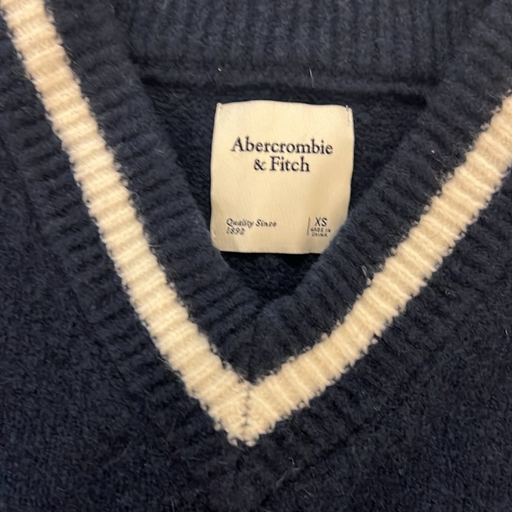LAST CALL MAKE AN OFFER! Abercrombie & Fitch Sweater - Picture 3 of 3